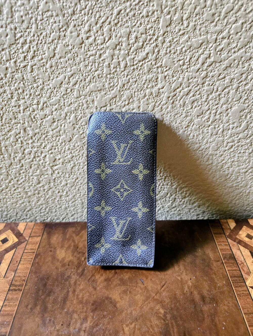 LOUIS VUITTON EYEGLASS HOLDER - Picture 2 of 5